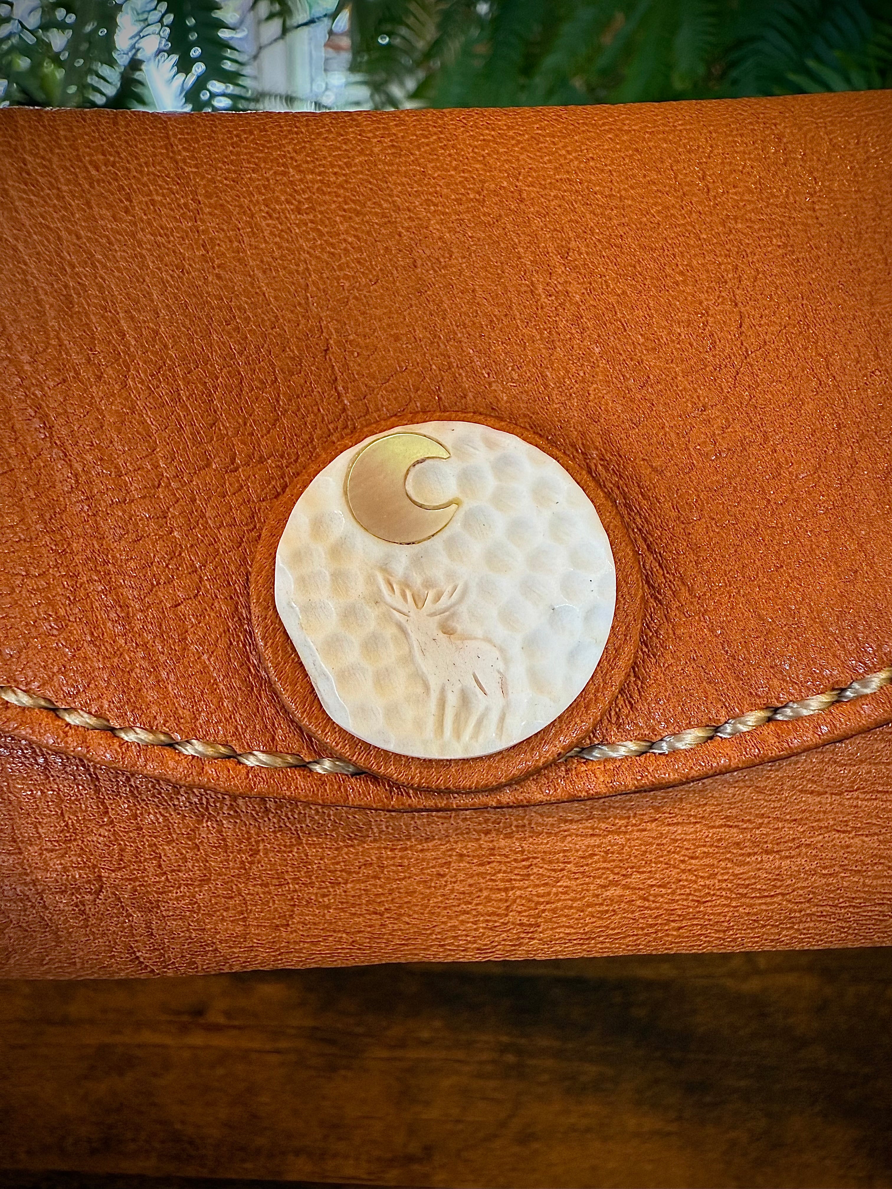 【屋久鹿革】おさいふ名刺入れ (ツノにヤクシカレリーフ・夜光貝の三日月)