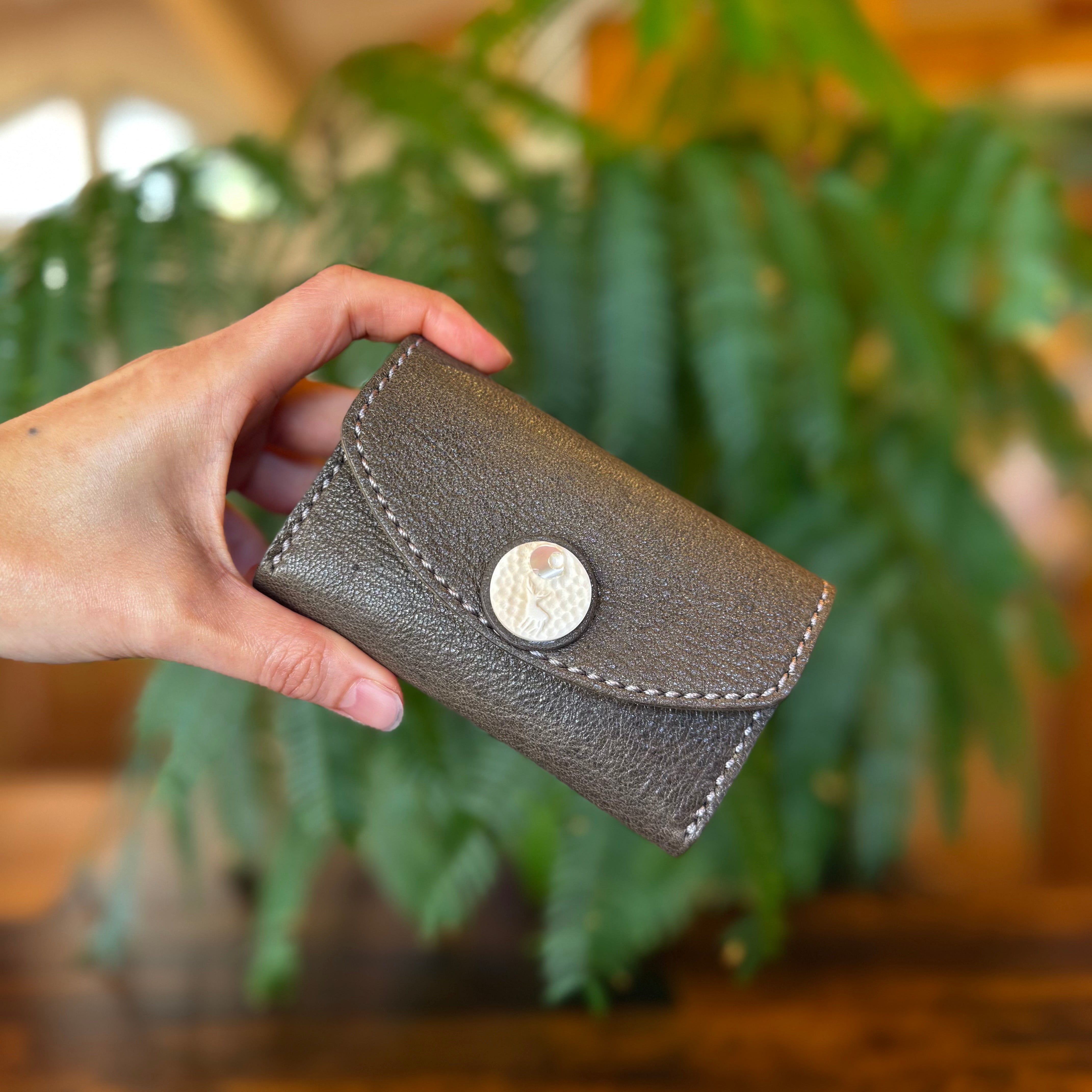 Wallet business card holder (Horns with Yakushika relief and luminous shell crescent moon)