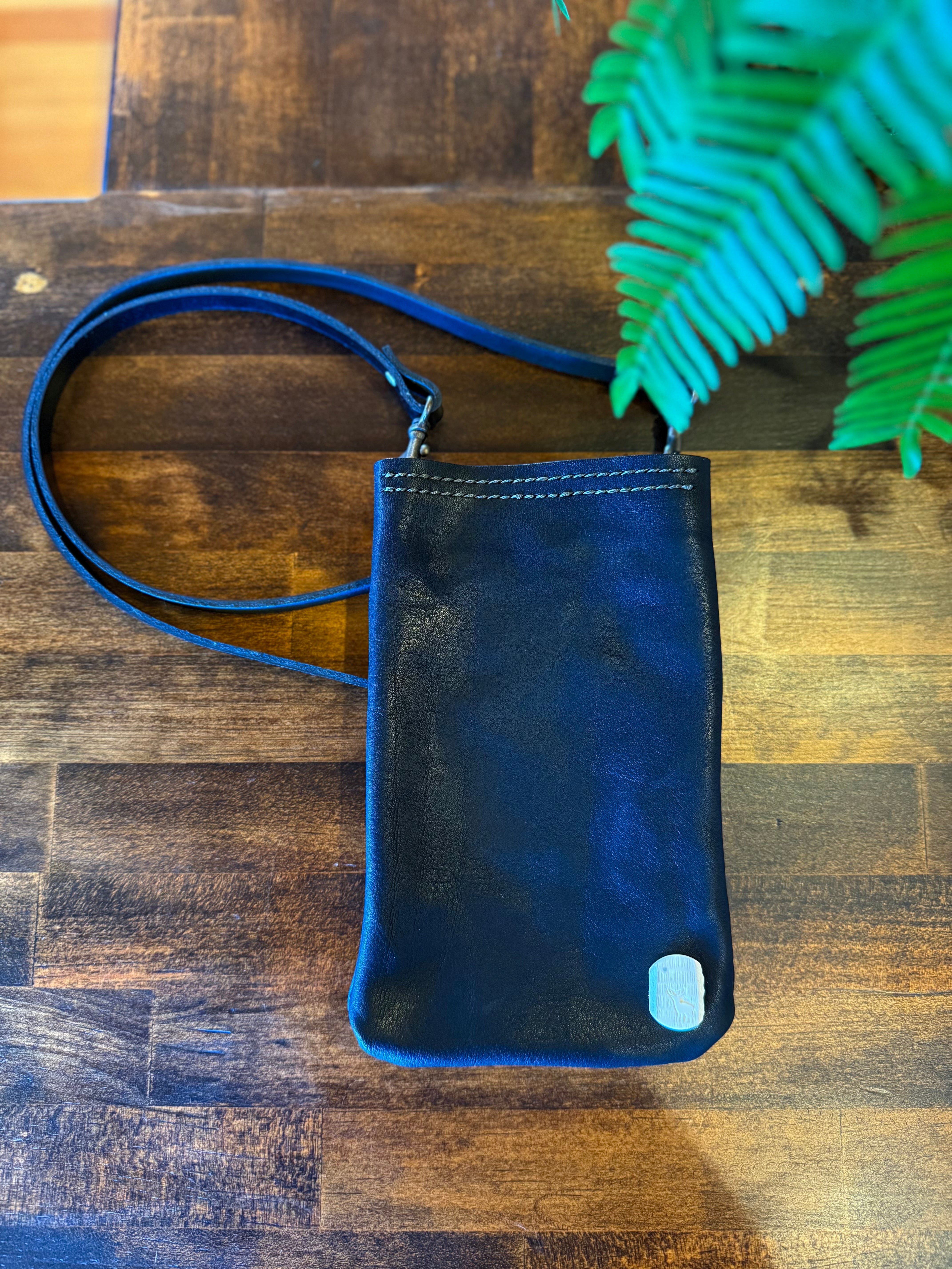 スマホサコッシュ・栃木レザー×屋久鹿レザー(ブラック)