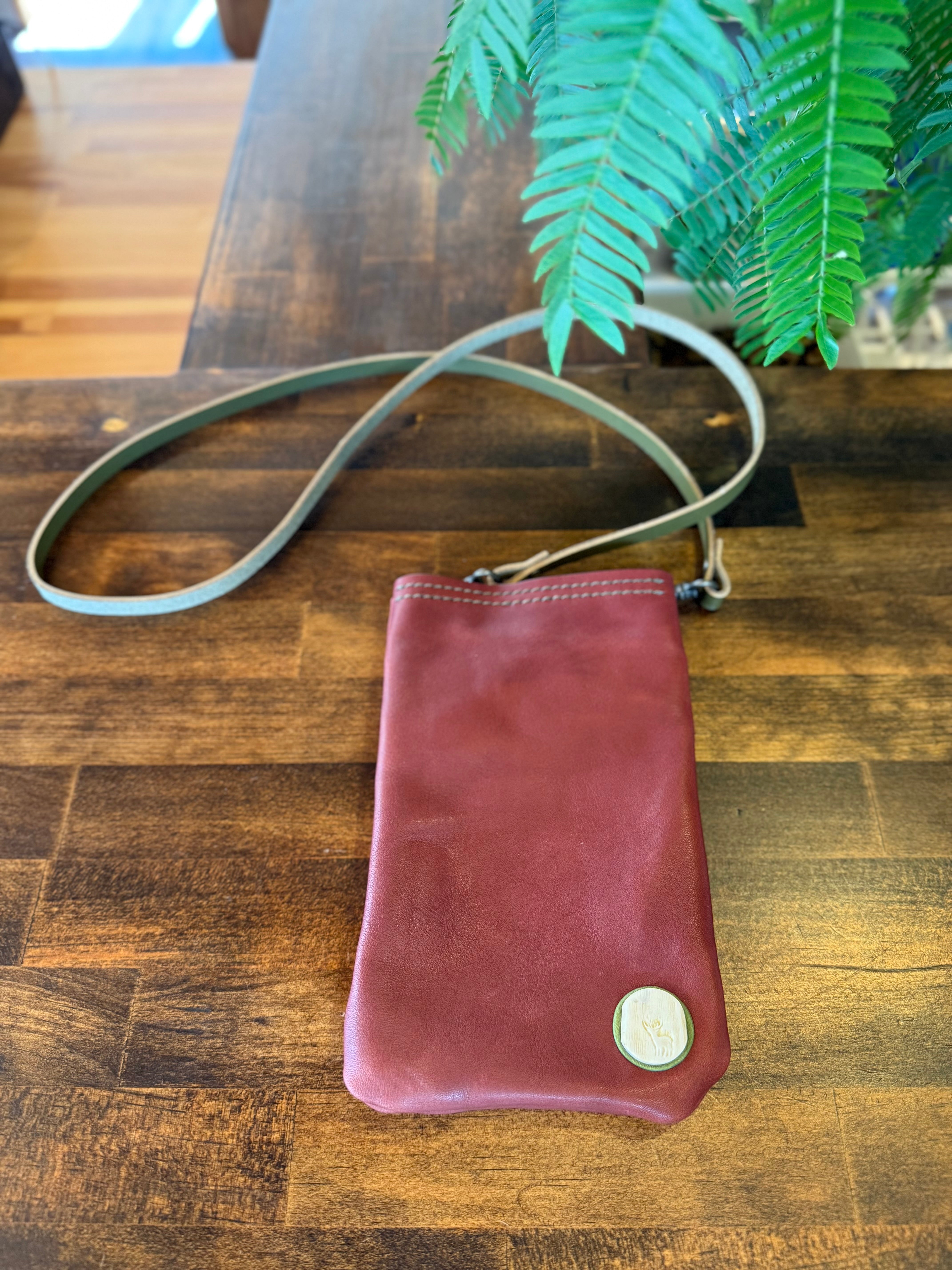 スマホサコッシュ・栃木レザー×屋久鹿革(ワイン)