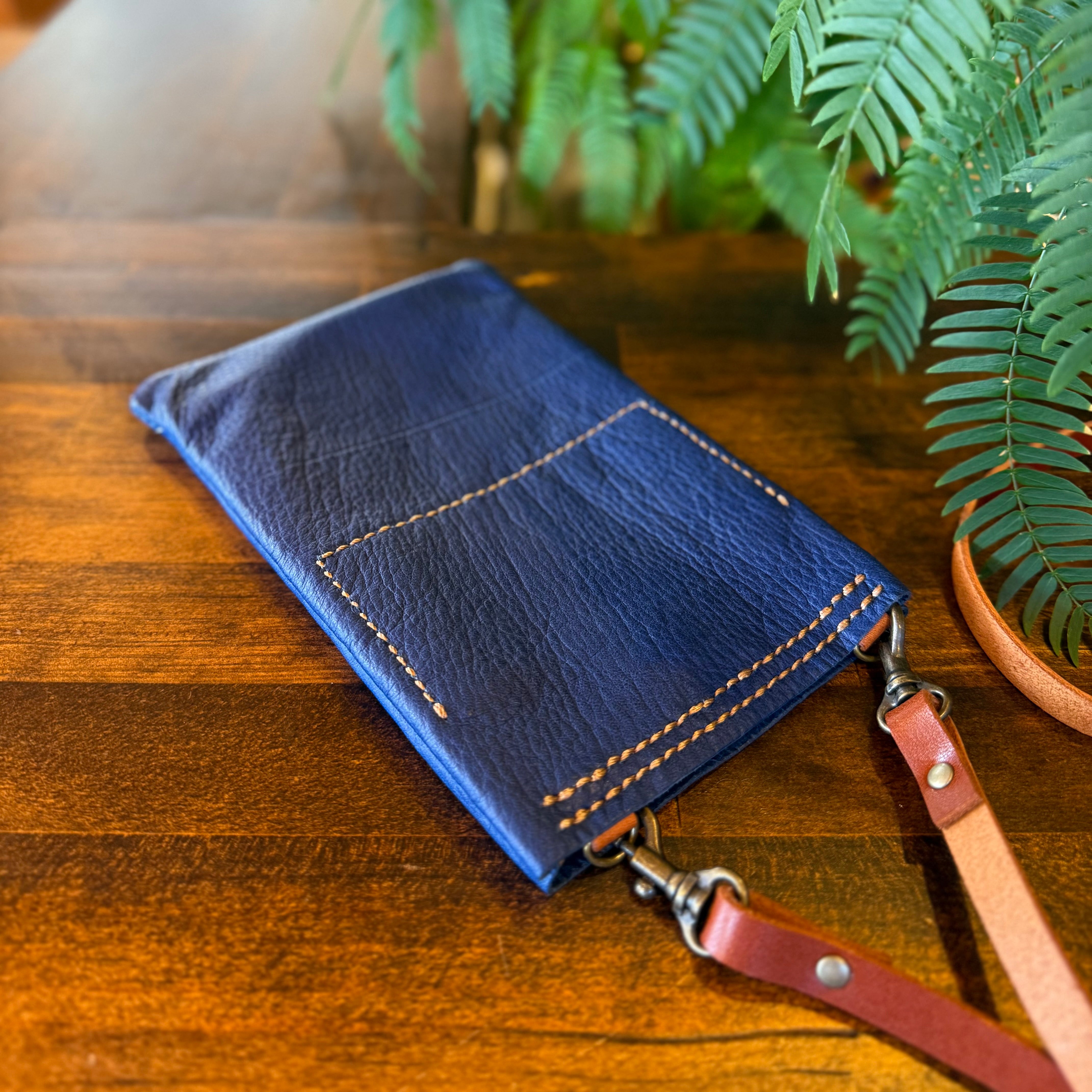 【蝦夷鹿革】サコッシュ【屋久島飾りボタン】