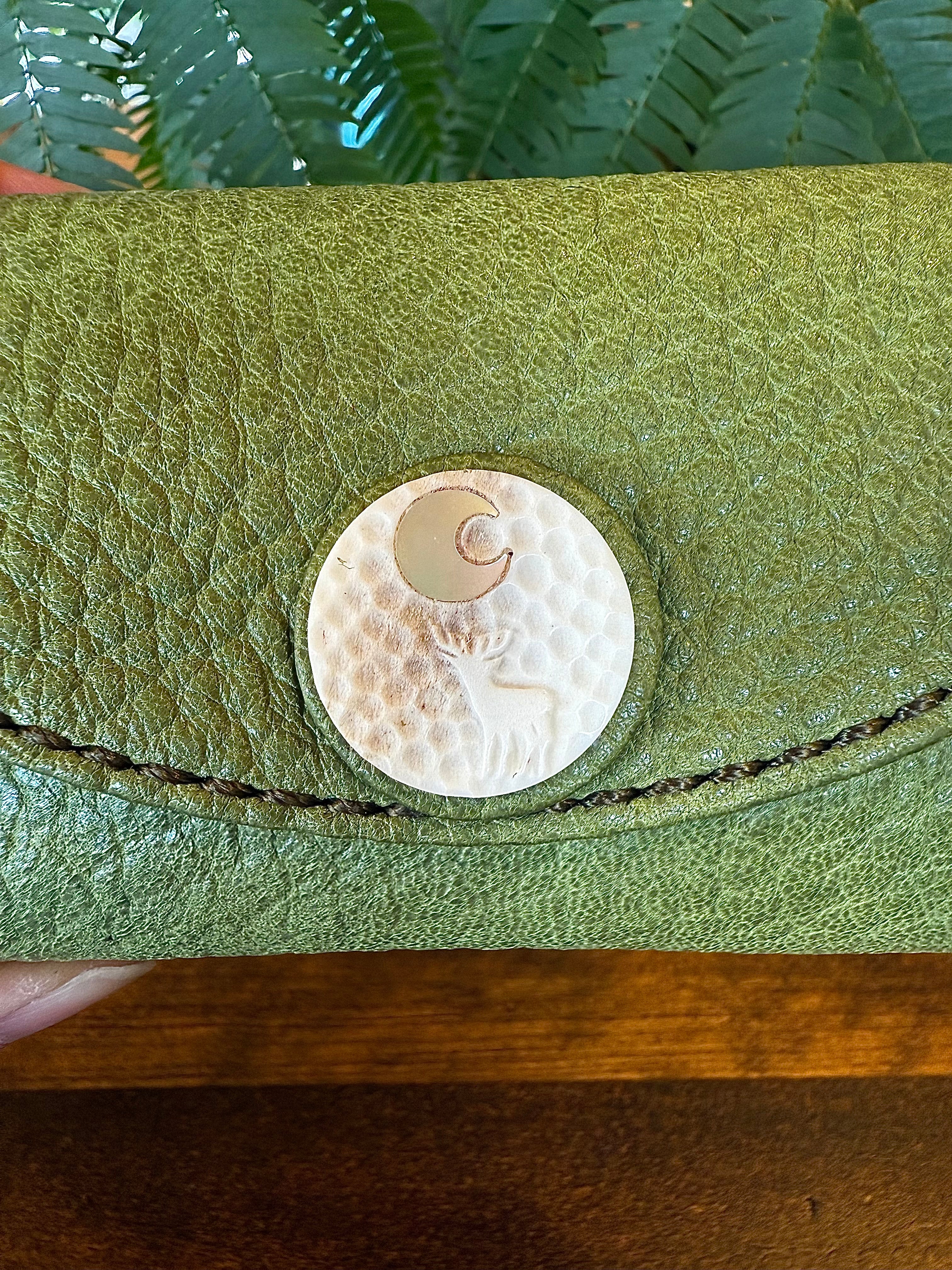 【屋久鹿革】おさいふ名刺入れ (ツノにヤクシカレリーフ・夜光貝の三日月)