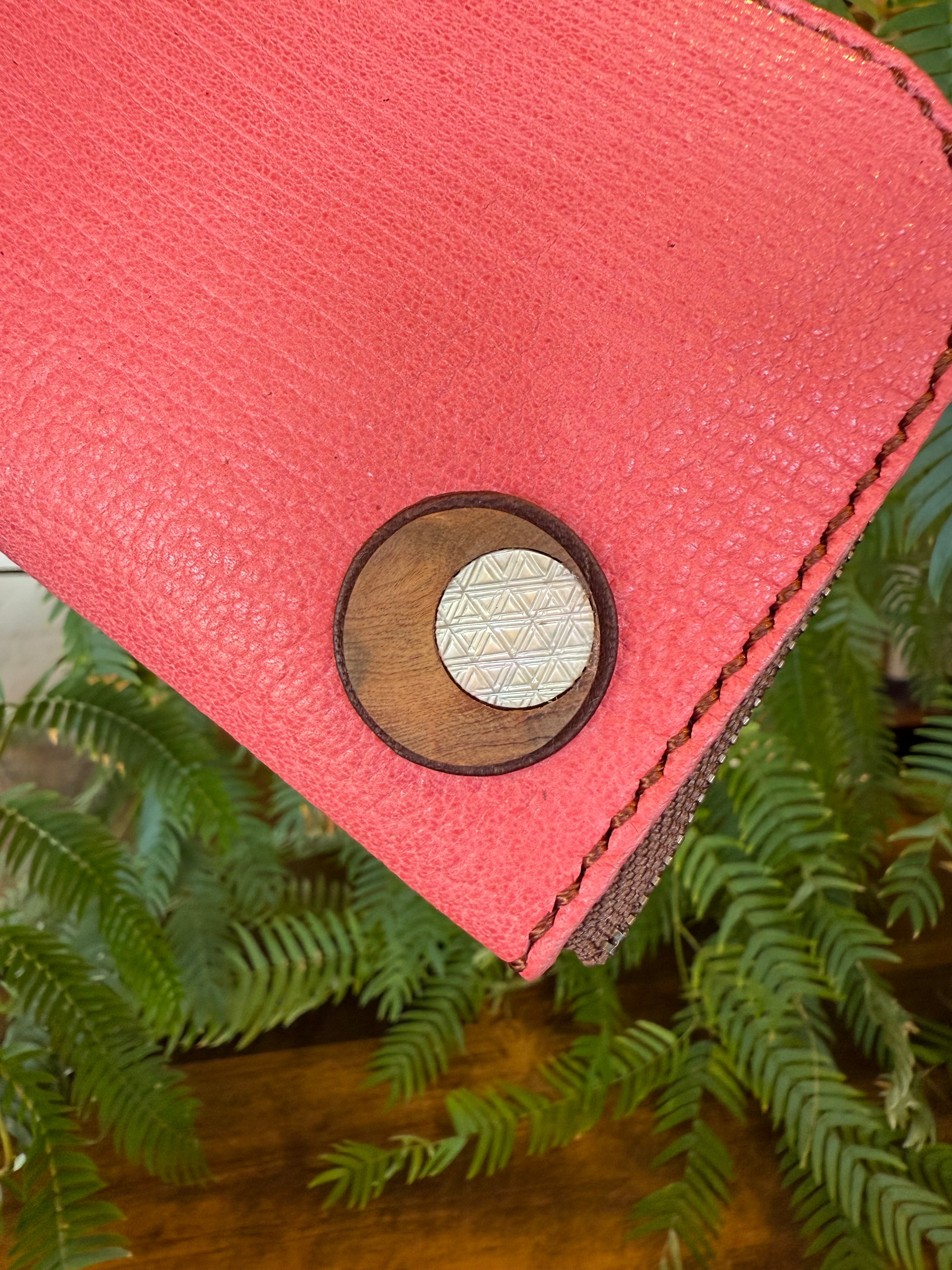 【屋久鹿革】島財布セミロング(カードポケット・屋久杉と夜光貝の切子柄ボタン付)