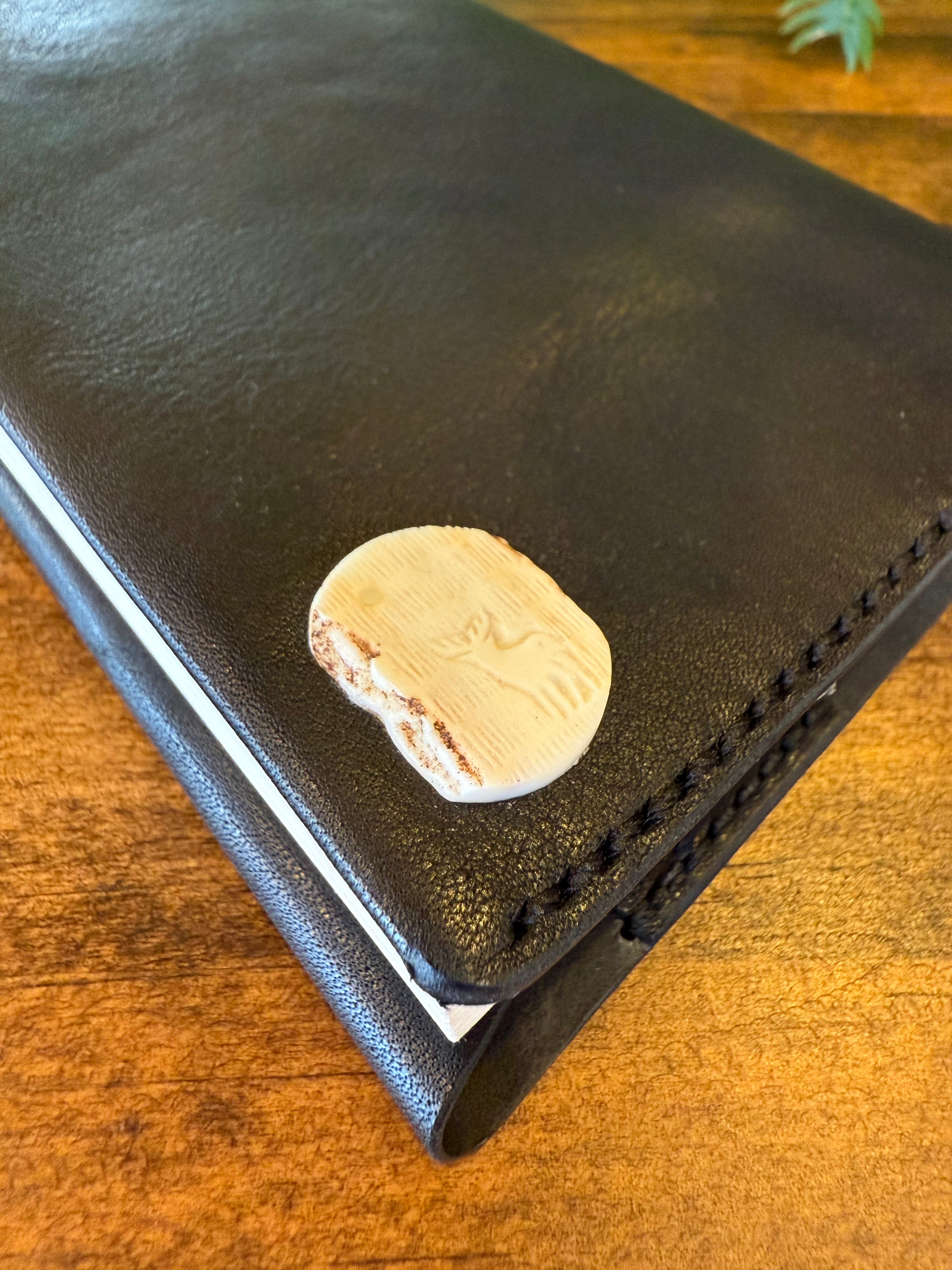 文庫本カバー・ブラック (栃木レザー×屋久鹿のツノ・夜光貝飾りボタン)