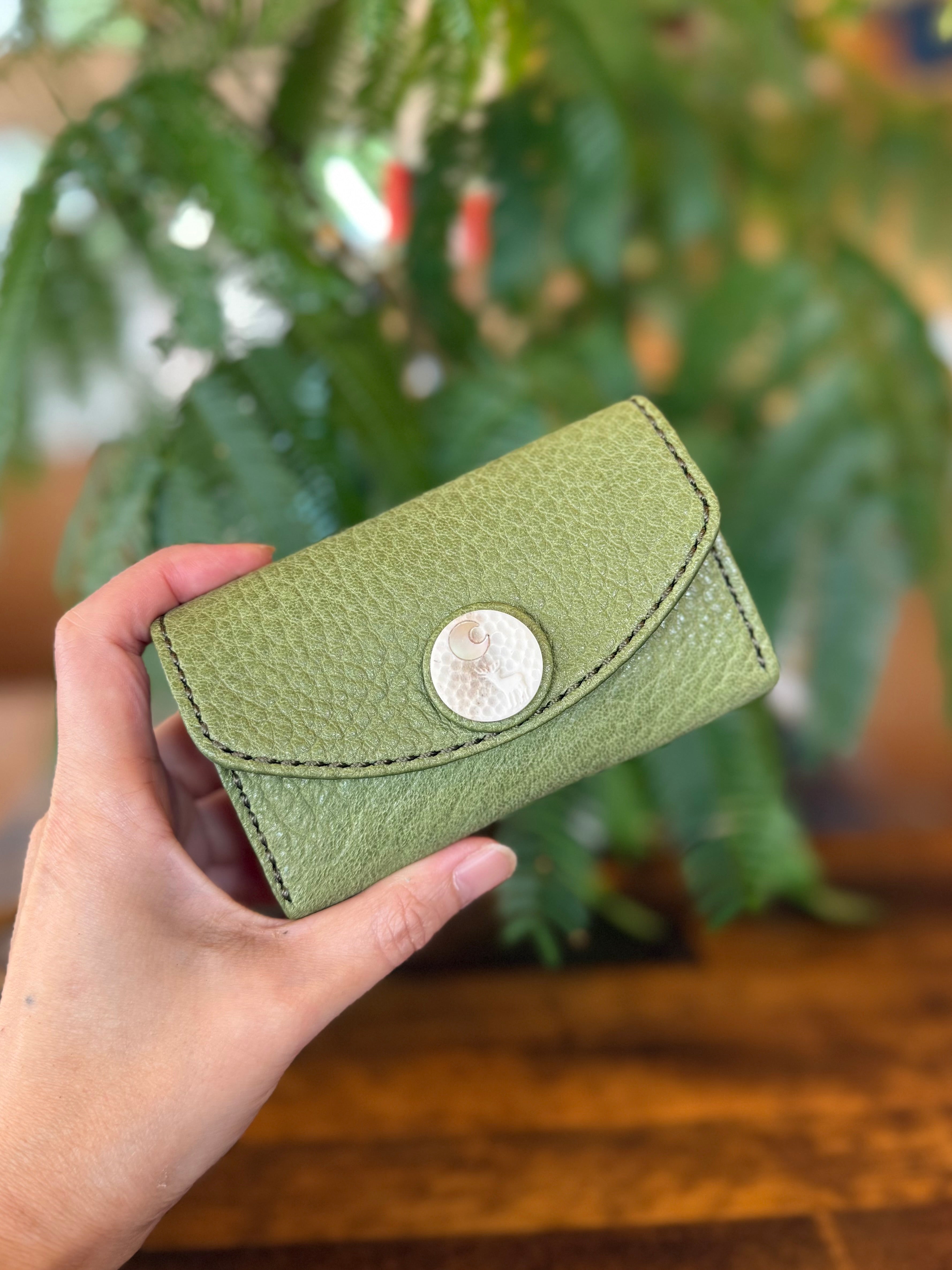 【屋久鹿革】おさいふ名刺入れ (ツノにヤクシカレリーフ・夜光貝の三日月)