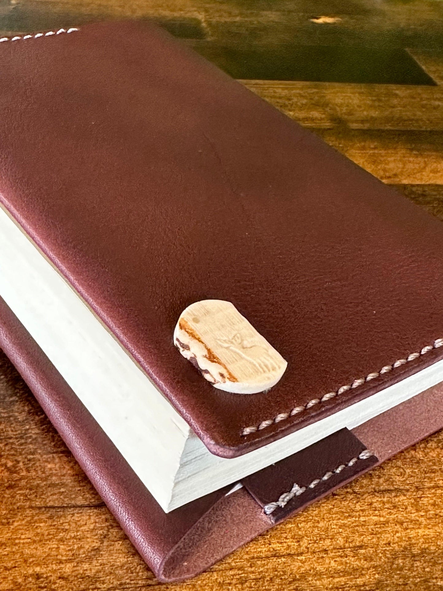 Paperback book cover, chocolate (Tochigi leather, Yaku deer horn, luminous shell buttons)