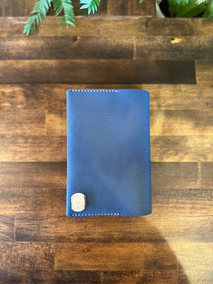 Navy blue paperback cover (Tochigi leather x Yaku deer horns, luminous shell buttons)