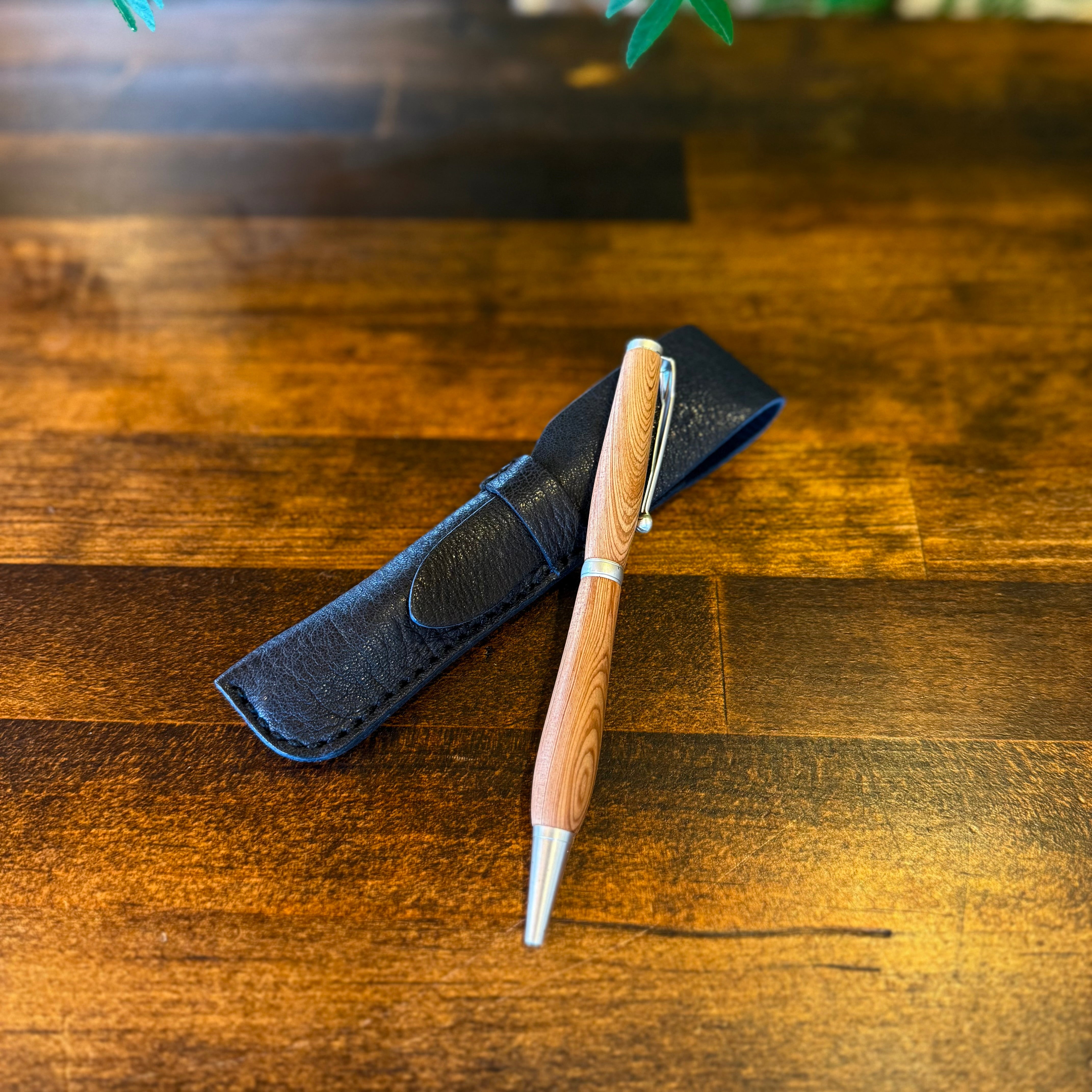 屋久杉のボールペン×京鹿ブラックのケース