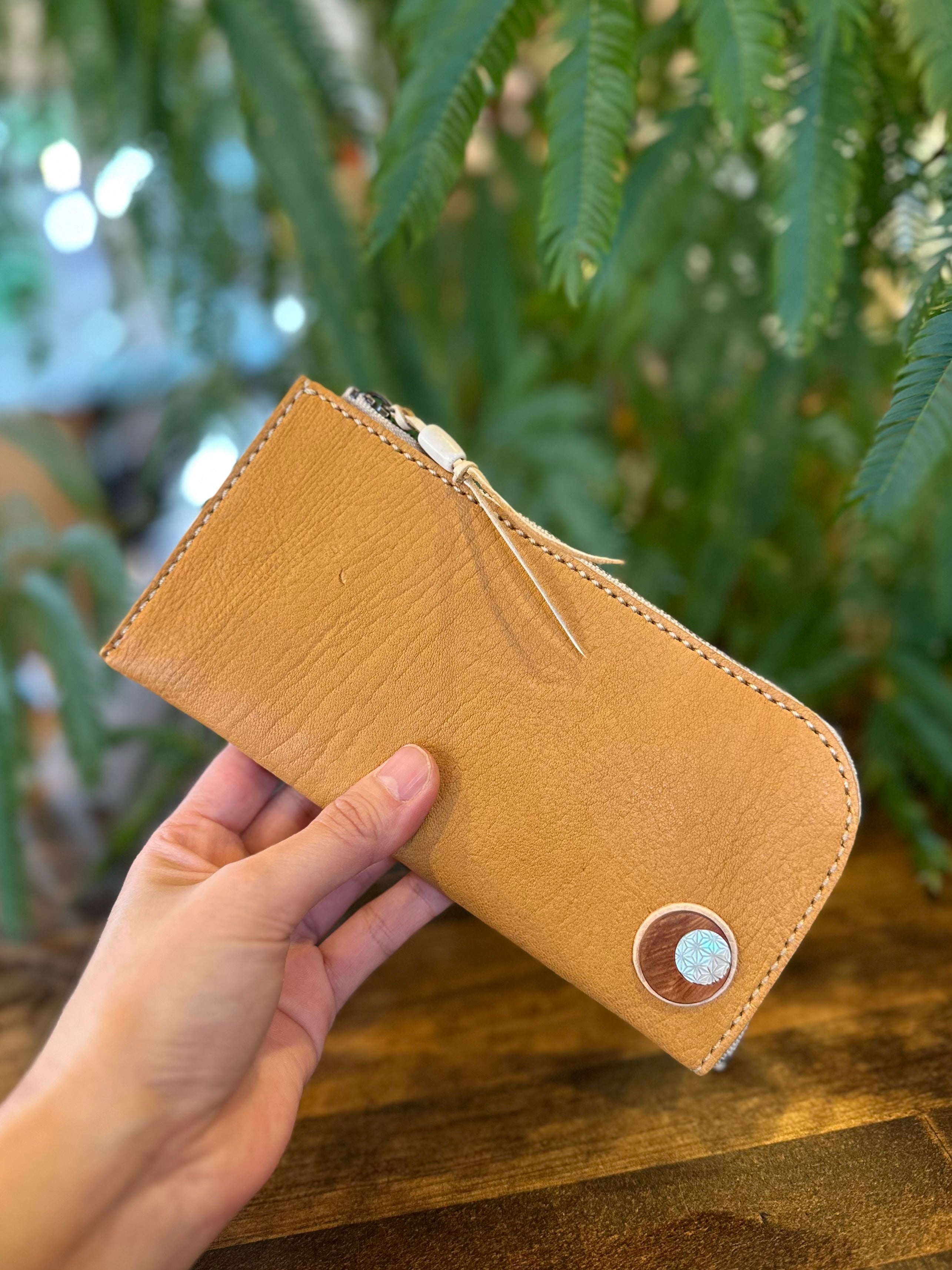 【屋久鹿革】島財布セミロング(カードポケット・屋久杉と夜光貝の切子柄ボタン付)