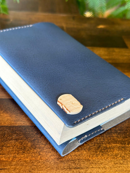 Navy blue paperback cover (Tochigi leather x Yaku deer horns, luminous shell buttons)