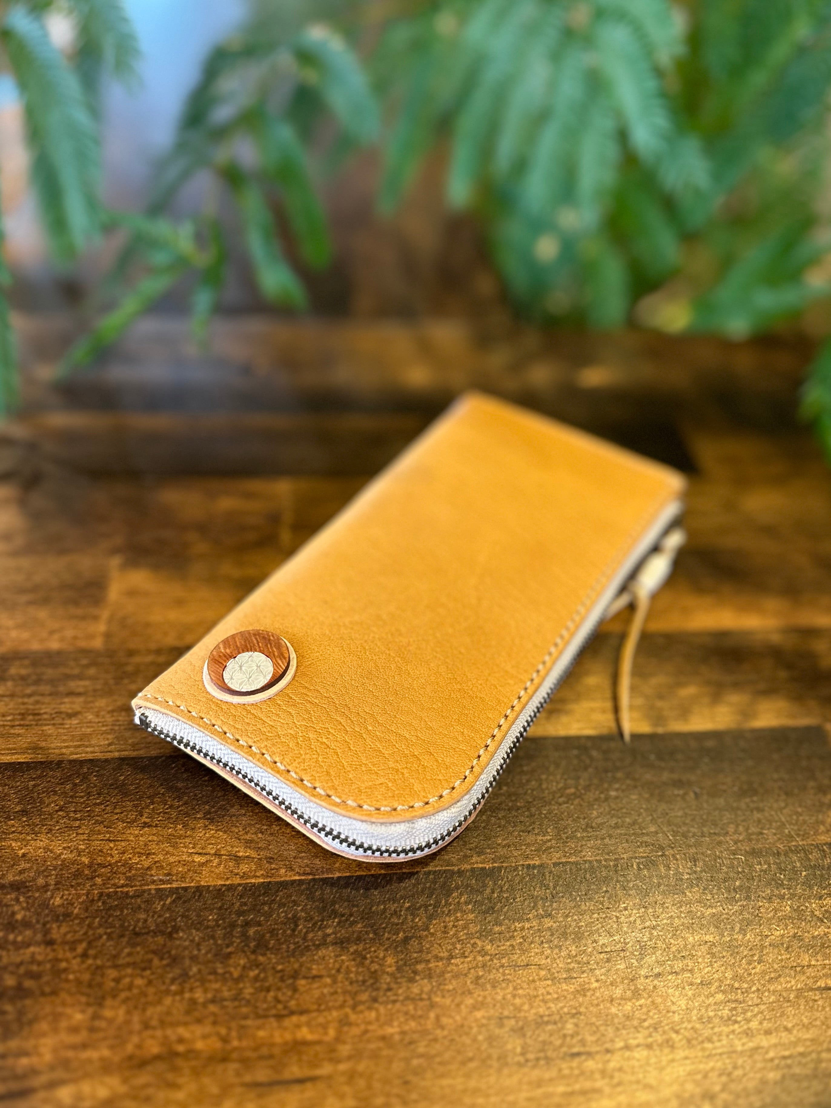【屋久鹿革】島財布セミロング(カードポケット・屋久杉と夜光貝の切子柄ボタン付)