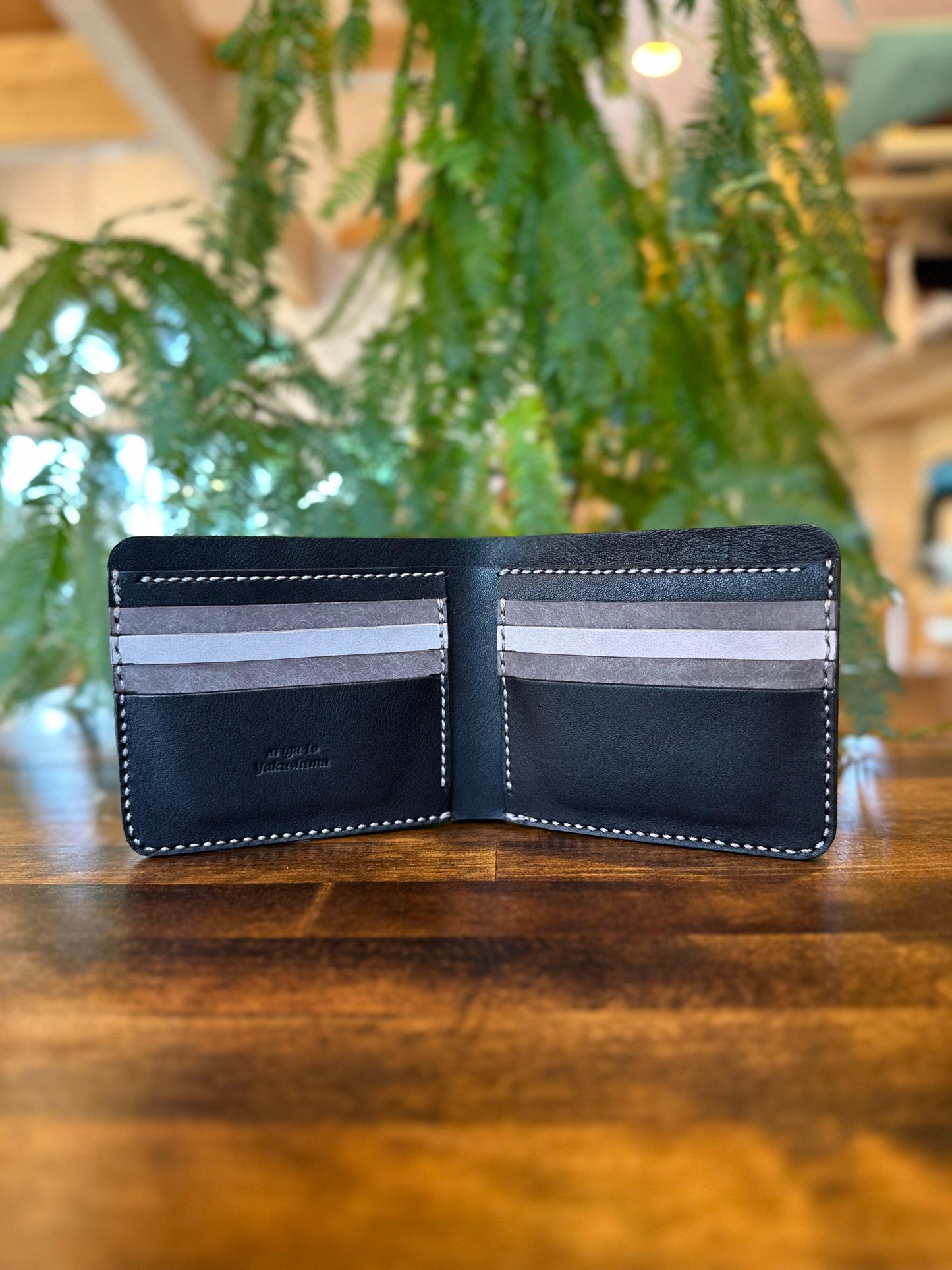 Bi-fold wallet with card pockets on both sides (Kuromi-dake)