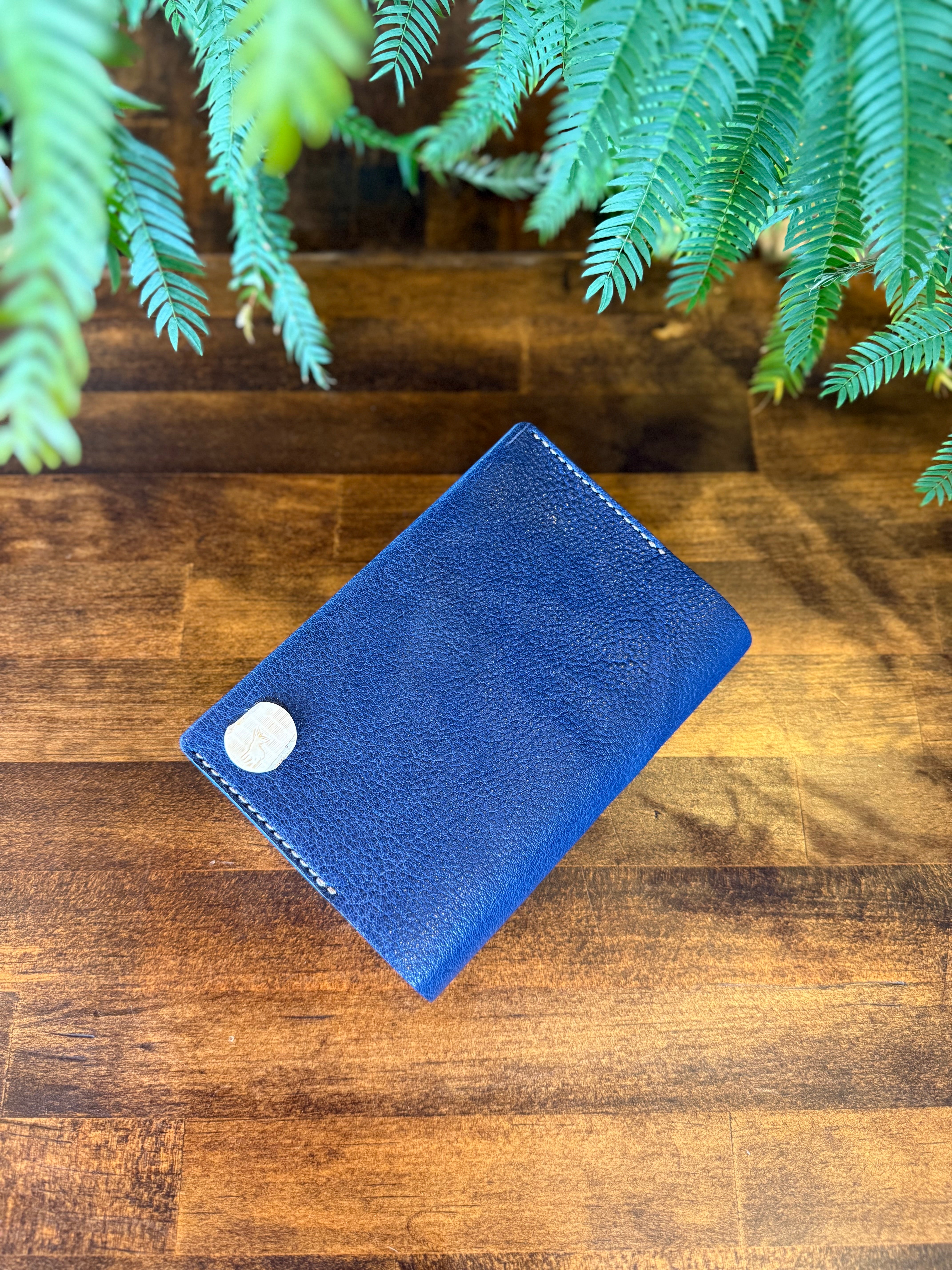 【京鹿革】文庫本カバー・ブルー(×屋久鹿のツノ・夜光貝飾りボタン)