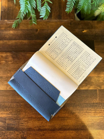 Navy blue paperback cover (Tochigi leather x Yaku deer horns, luminous shell buttons)