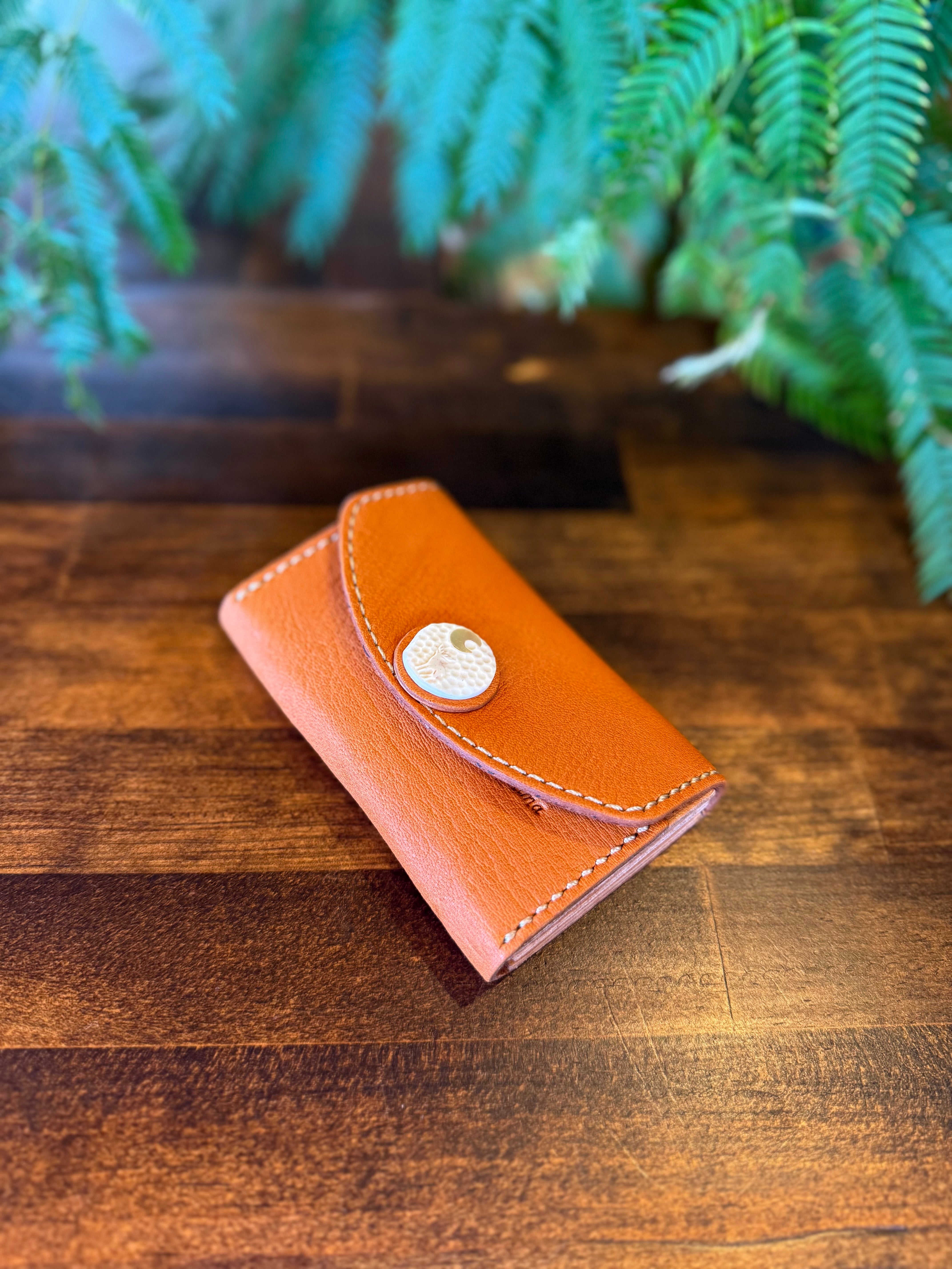 【屋久鹿革】おさいふ名刺入れ (ツノにヤクシカレリーフ・夜光貝の三日月)