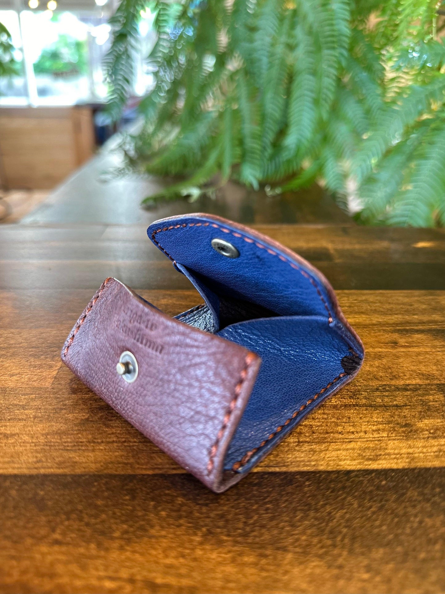 Box-shaped coin case (brown x blue)