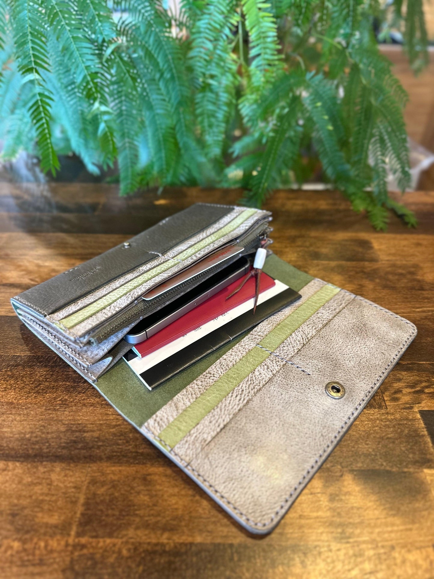 Clutch bag style long wallet (Mori)