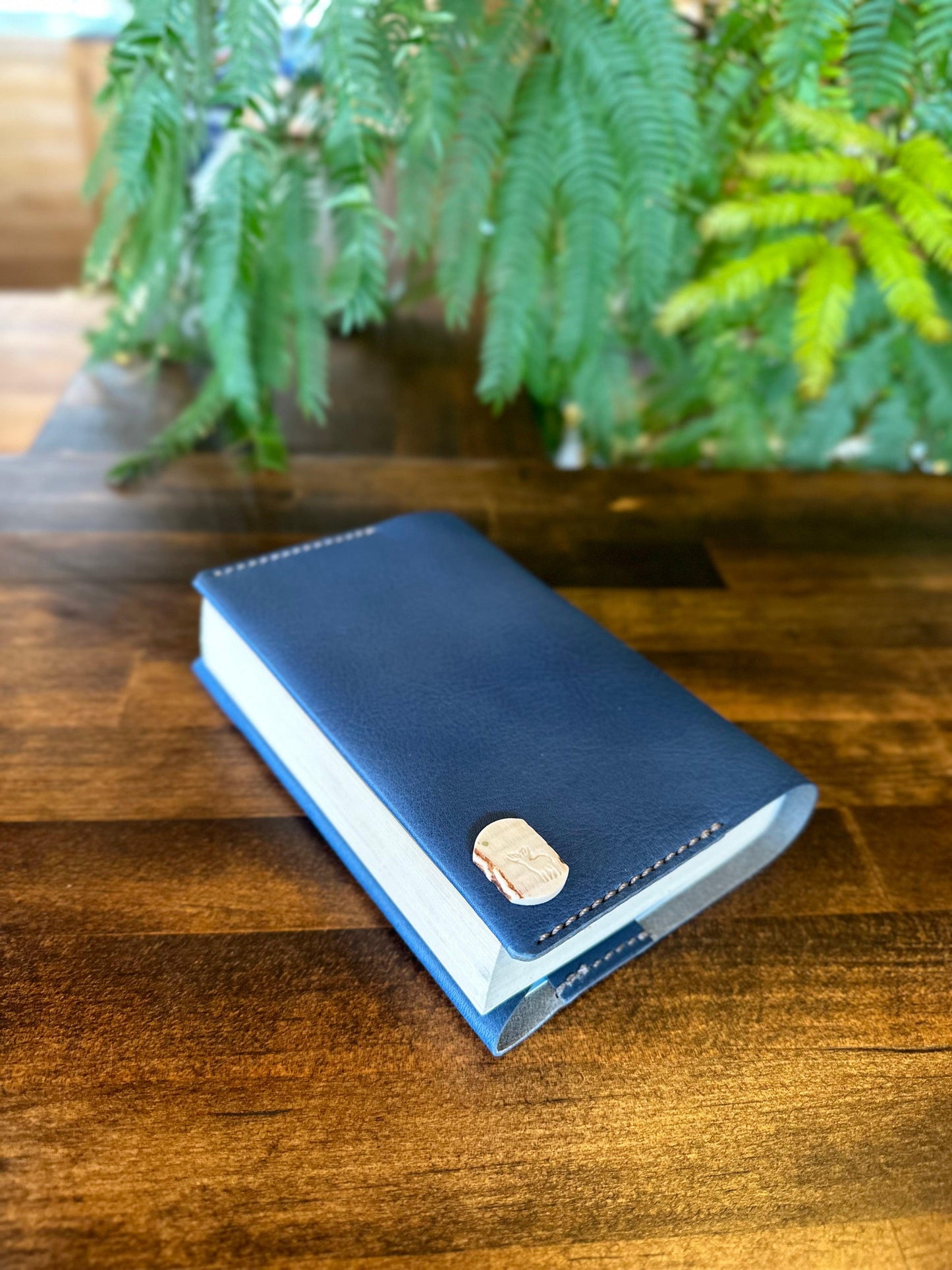 Navy blue paperback cover (Tochigi leather x Yaku deer horns, luminous shell buttons)