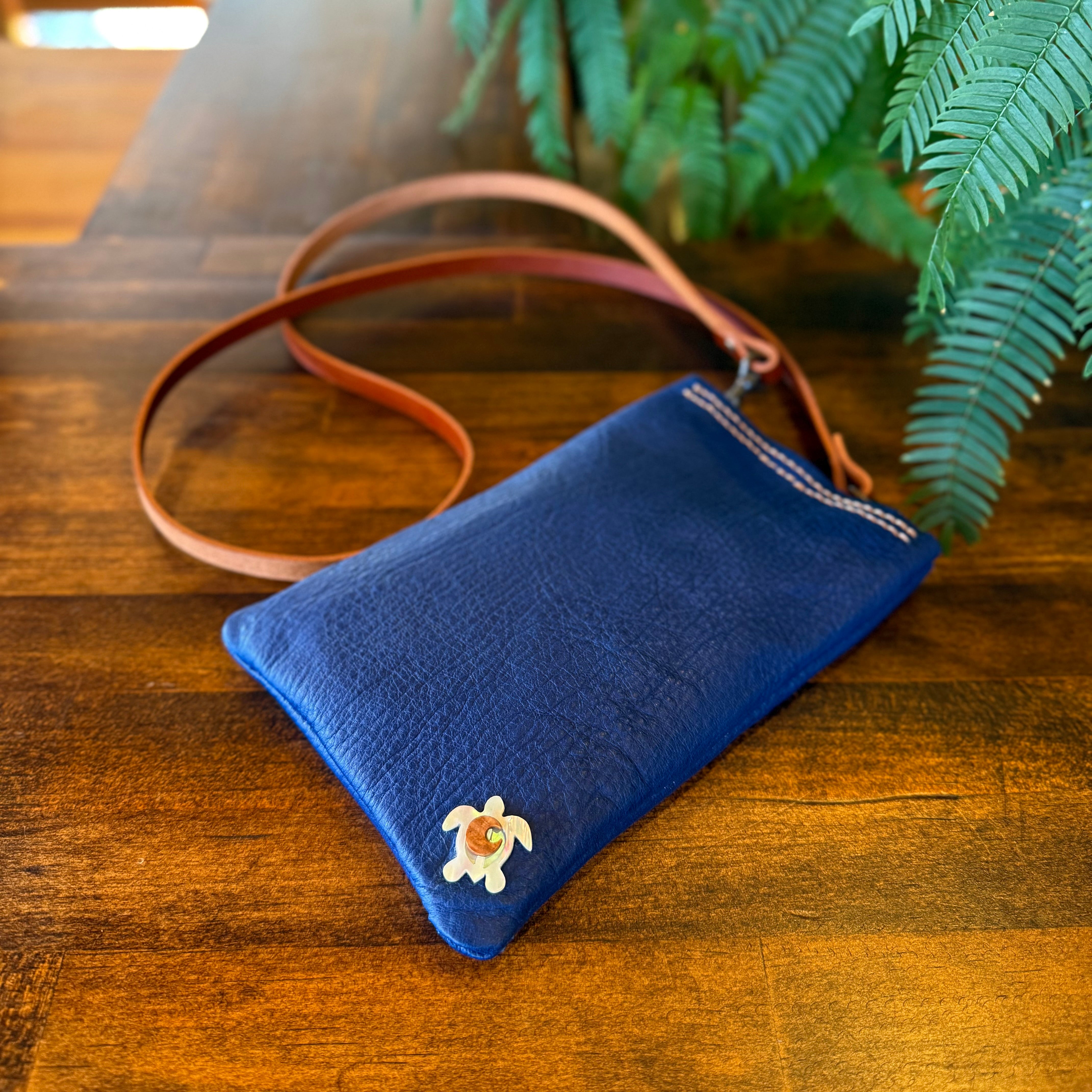 【蝦夷鹿革】サコッシュ【屋久島飾りボタン】