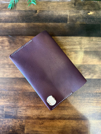 Paperback book cover, chocolate (Tochigi leather, Yaku deer horn, luminous shell buttons)