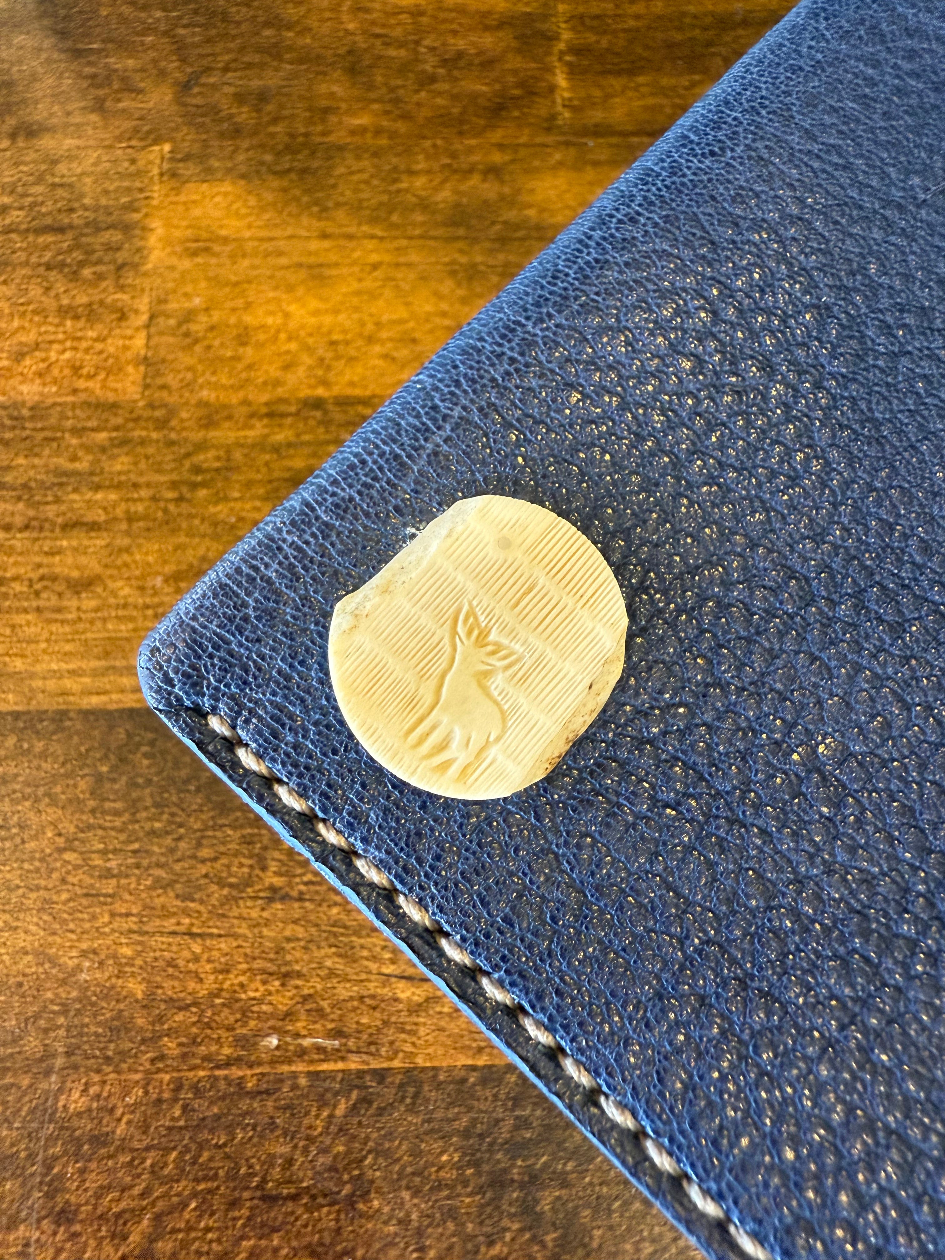 【京鹿革】文庫本カバー・ブルー(×屋久鹿のツノ・夜光貝飾りボタン)