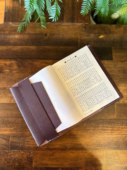 Paperback book cover, chocolate (Tochigi leather, Yaku deer horn, luminous shell buttons)