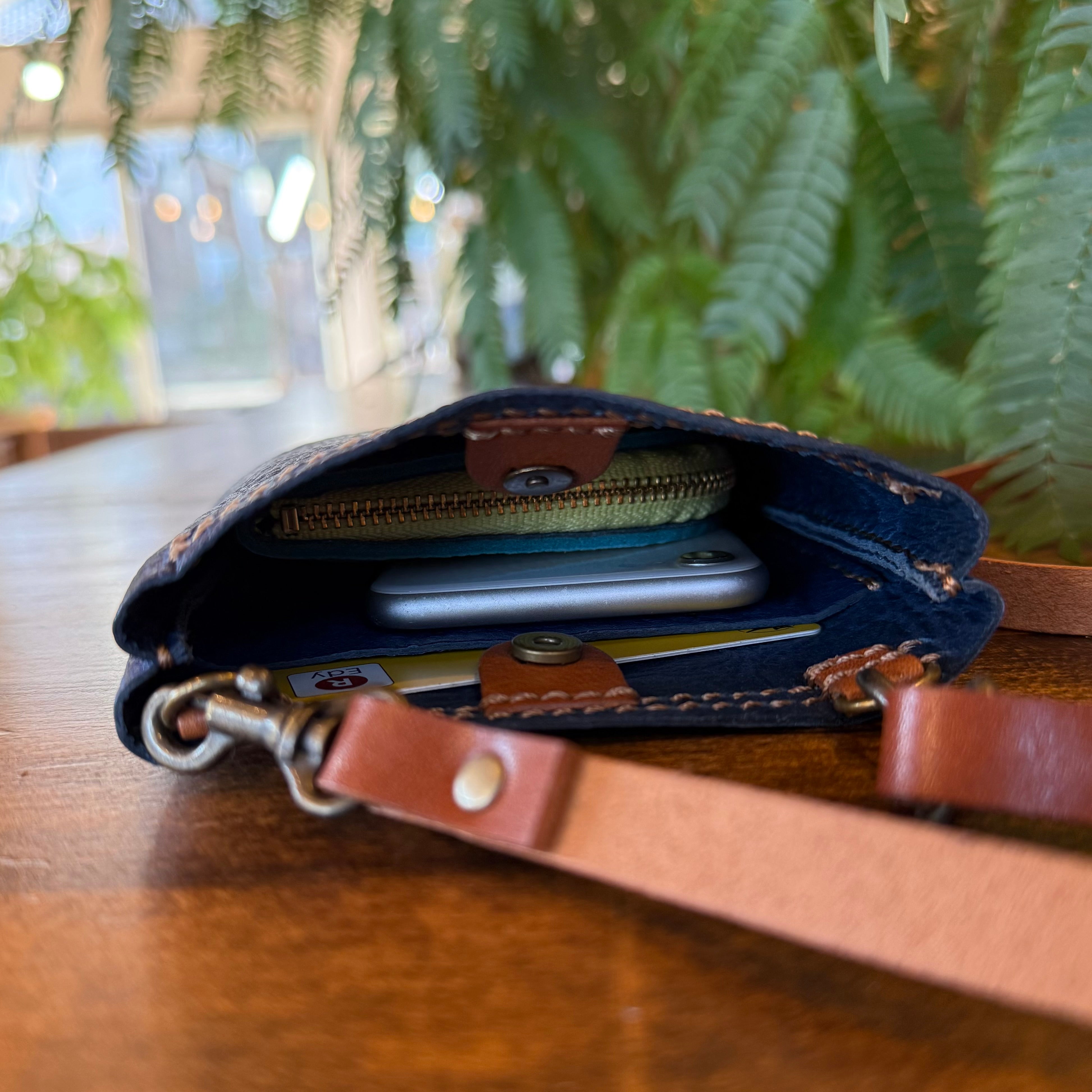 【蝦夷鹿革】サコッシュ【屋久島飾りボタン】