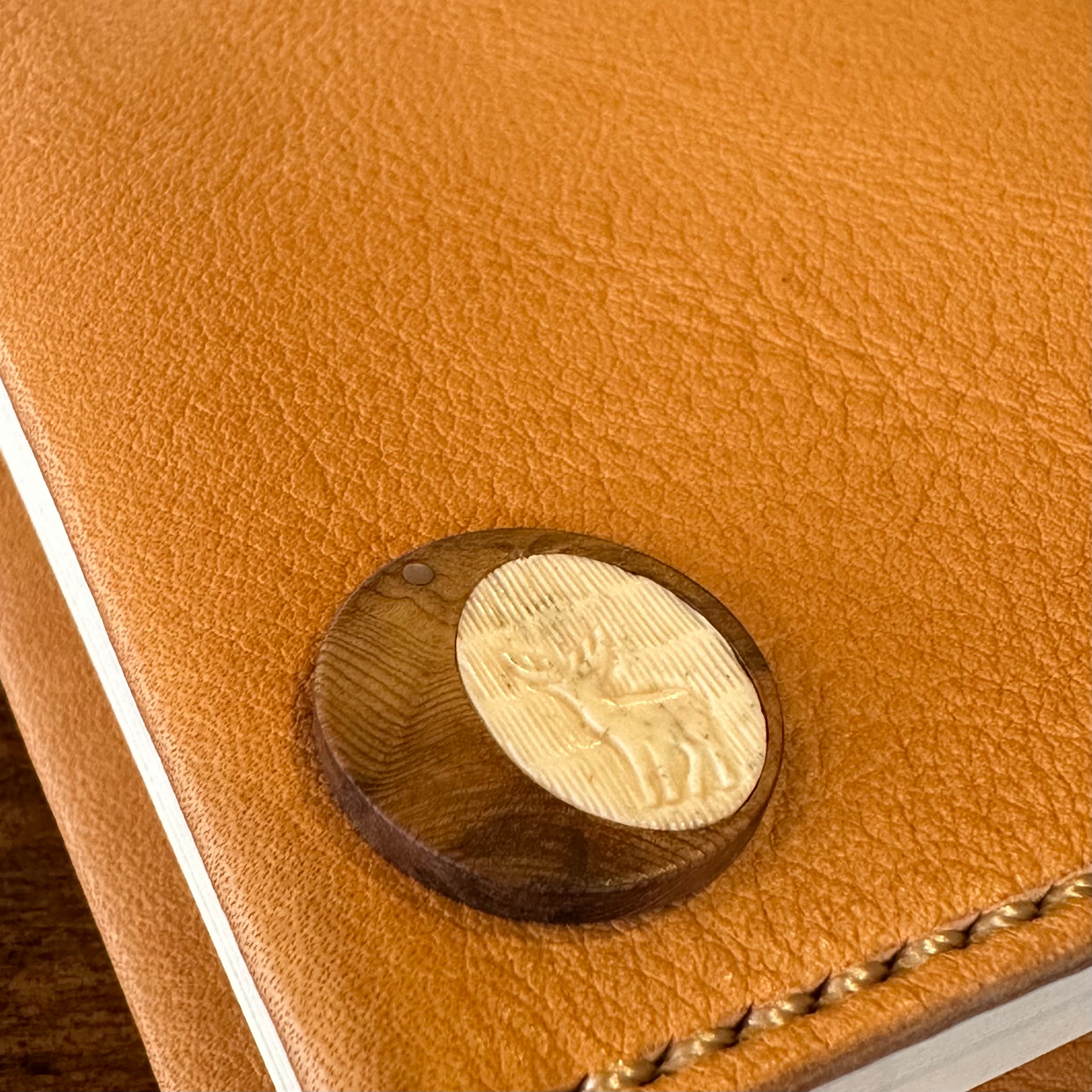 文庫本カバー・ナチュラル(栃木レザー×屋久杉・屋久鹿のツノ・夜光貝飾りボタン)