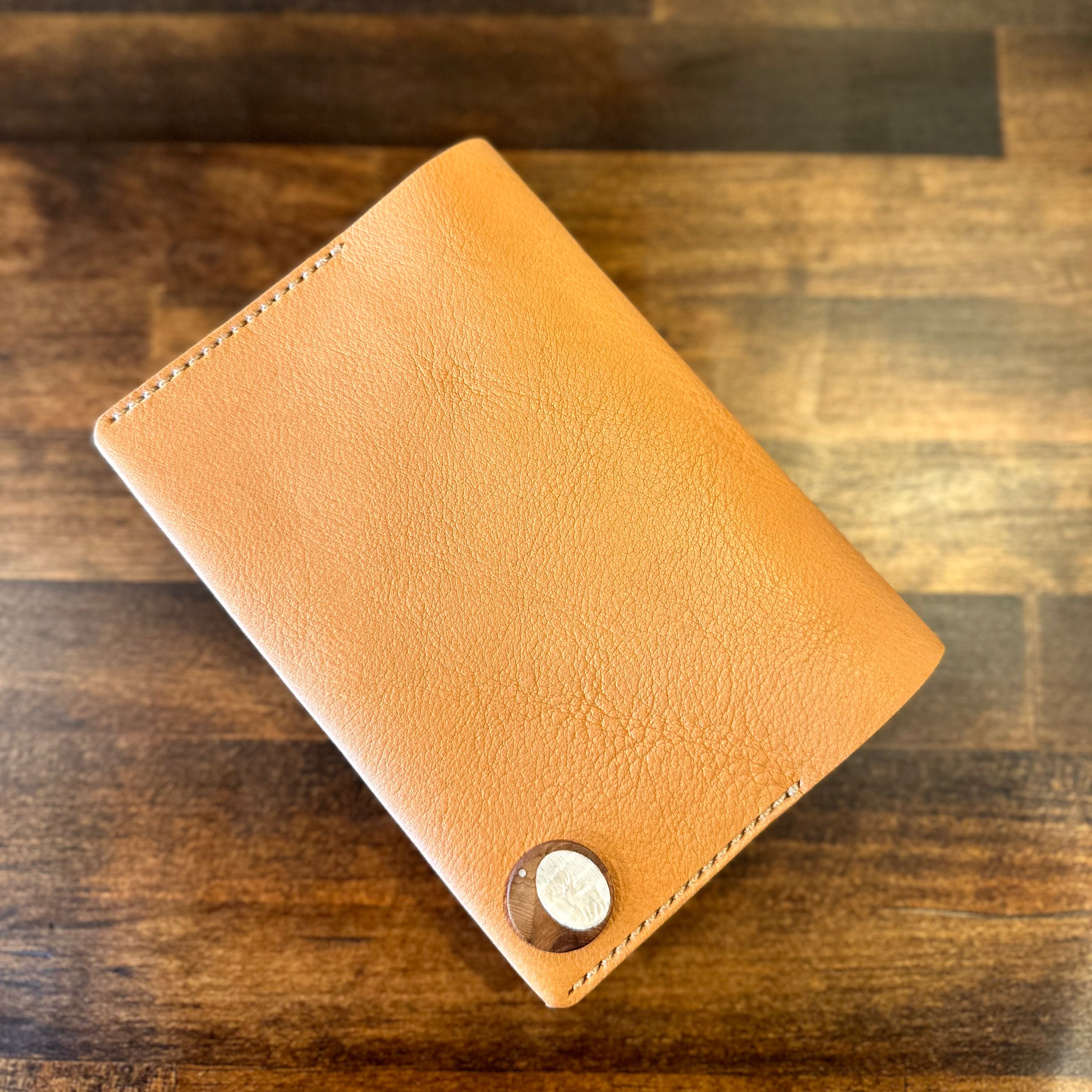 文庫本カバー・ナチュラル(栃木レザー×屋久杉・屋久鹿のツノ・夜光貝飾りボタン)