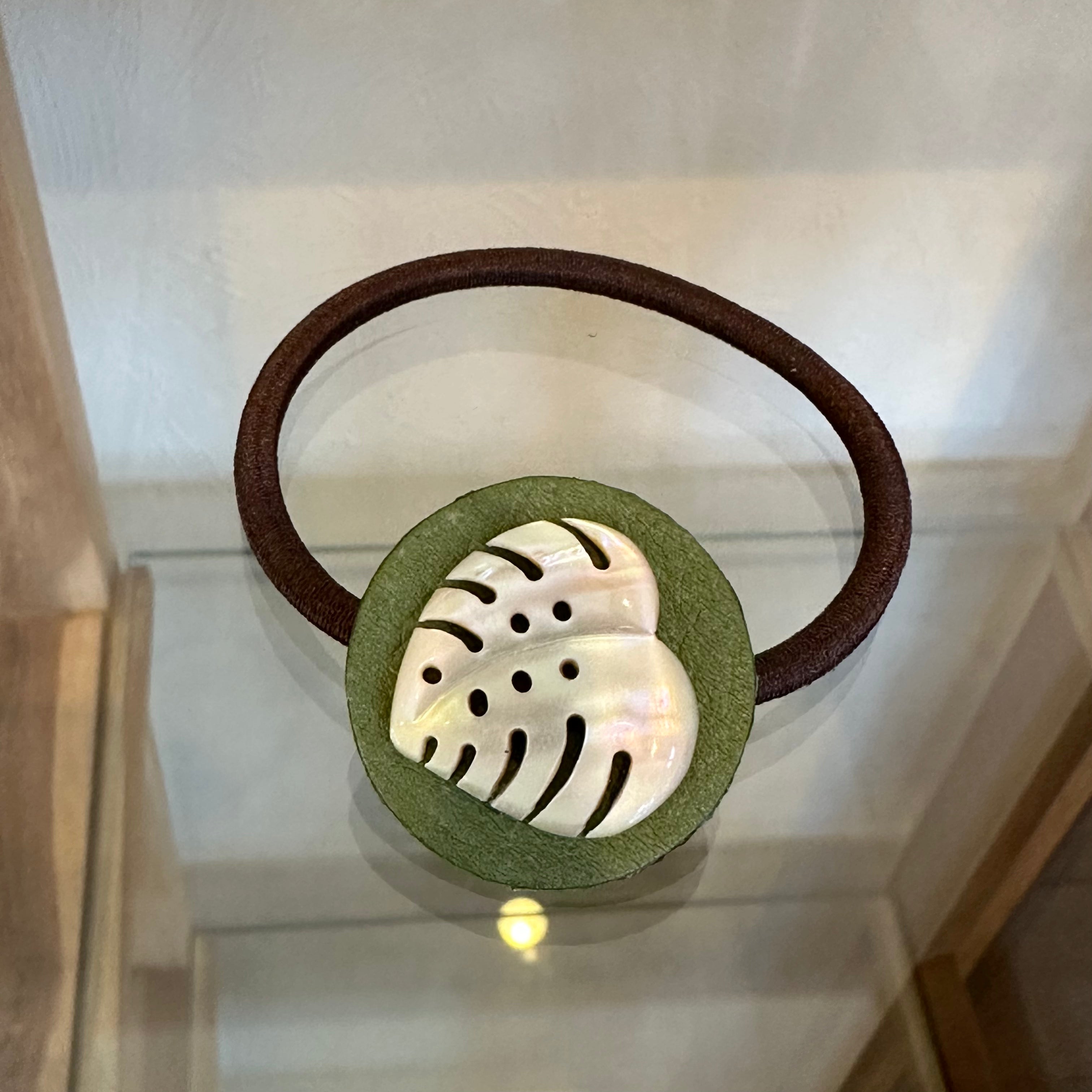 夜光貝のモンステラ・ヘアゴム