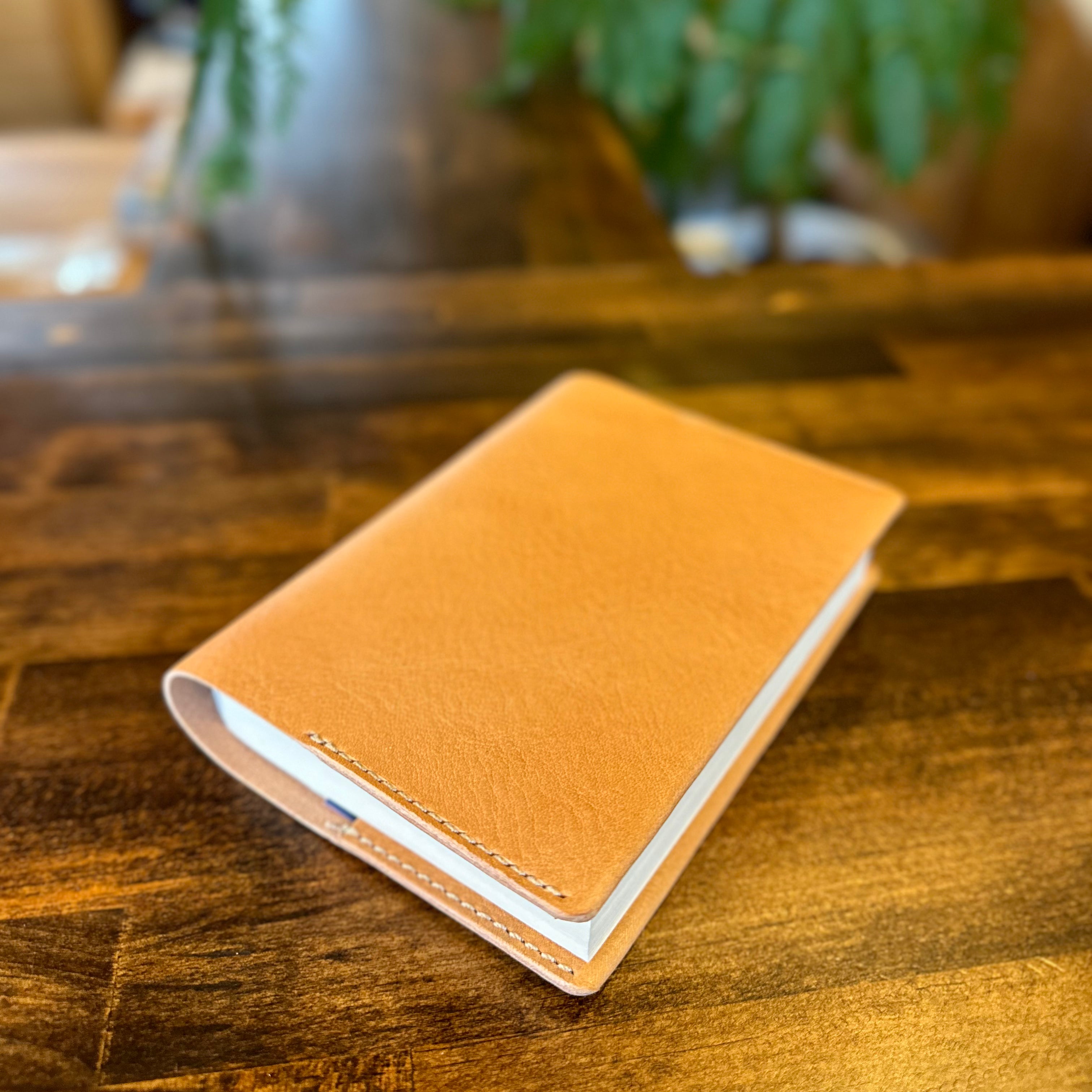 文庫本カバー・ナチュラル(栃木レザー×屋久杉・屋久鹿のツノ・夜光貝飾りボタン)