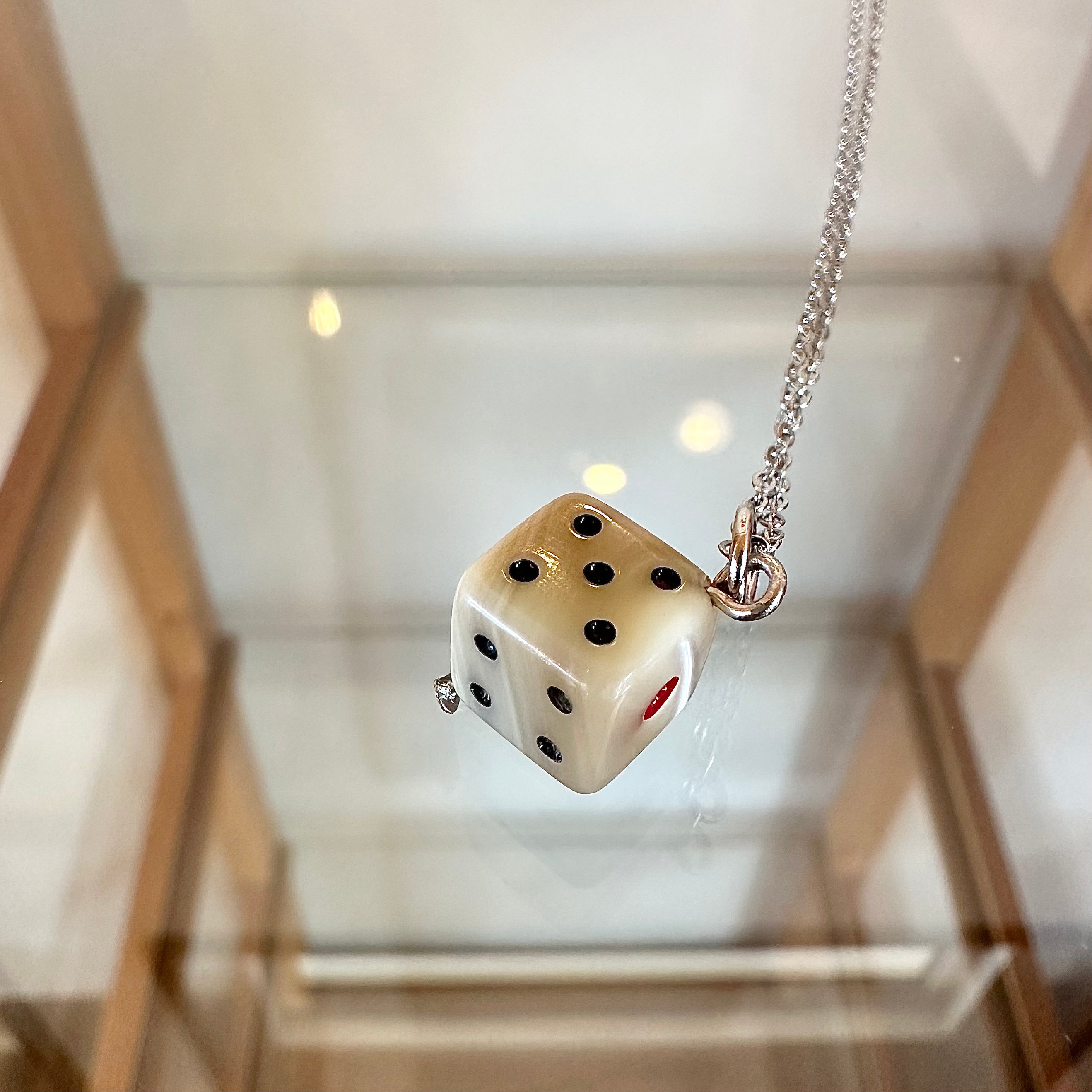 夜光貝のサイコロ・ネックレス