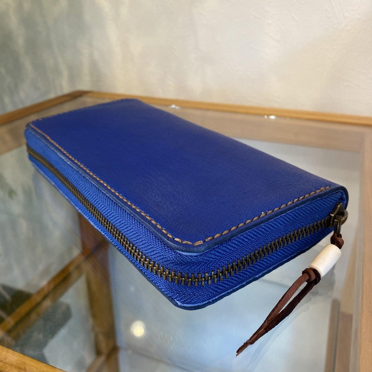 Round zipper wallet (indigo blue x camel) 