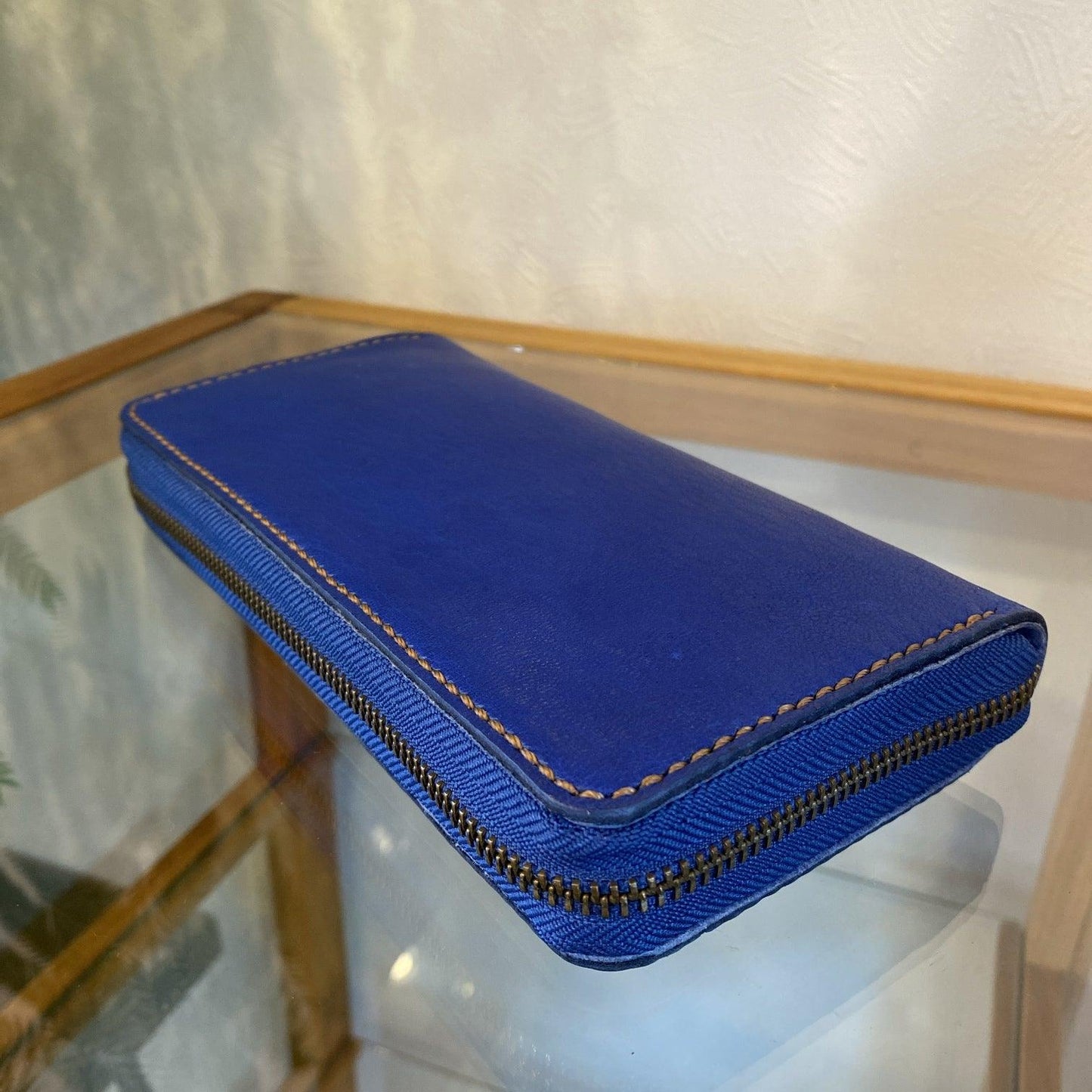 Round zipper wallet (indigo blue x camel) 