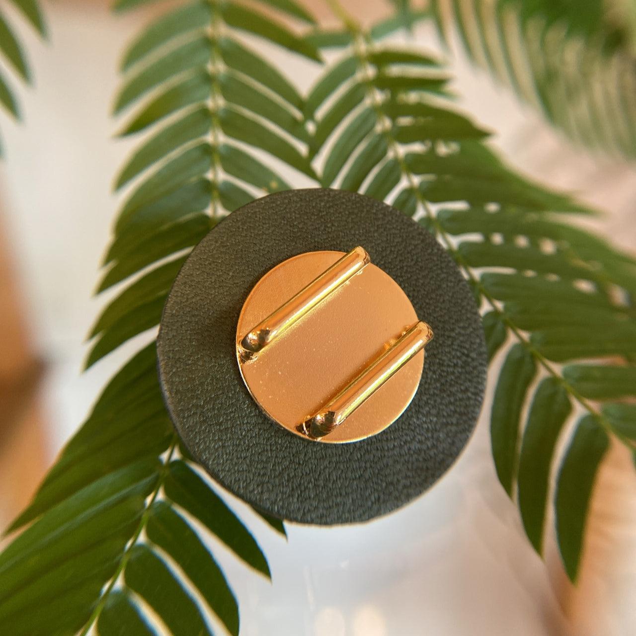 帯留め・夜光貝のカエル