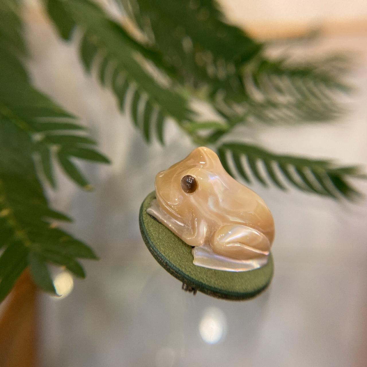 Brooch - Luminous shell frog